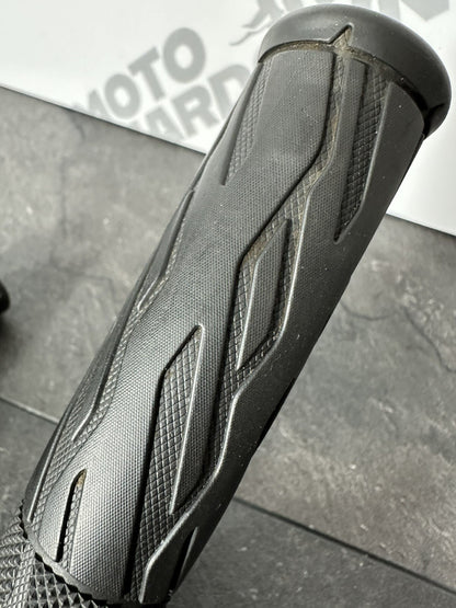 Suzuki GSXR 1300 2016 HAYABUSA Handlebar Grips Throttle Clutch Grip 18408 Miles