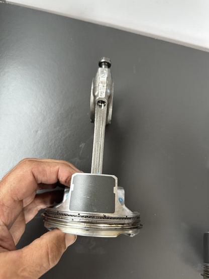 Triumph Speed Triple 1200 RR 2022 pistons READ DESCRIPTION 1200RR Engine Pistons