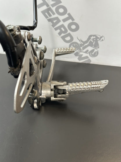GSXR 600 GSXR 750 RIGHT Footrest Right Foot Assembly 2011-2017 L1-L7 OEM