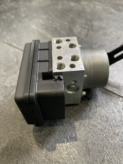 Kawasaki Ninja ZX10R 2016 ABS Pump Regulator Unit 2016-2020 Only 18266 Miles OEM