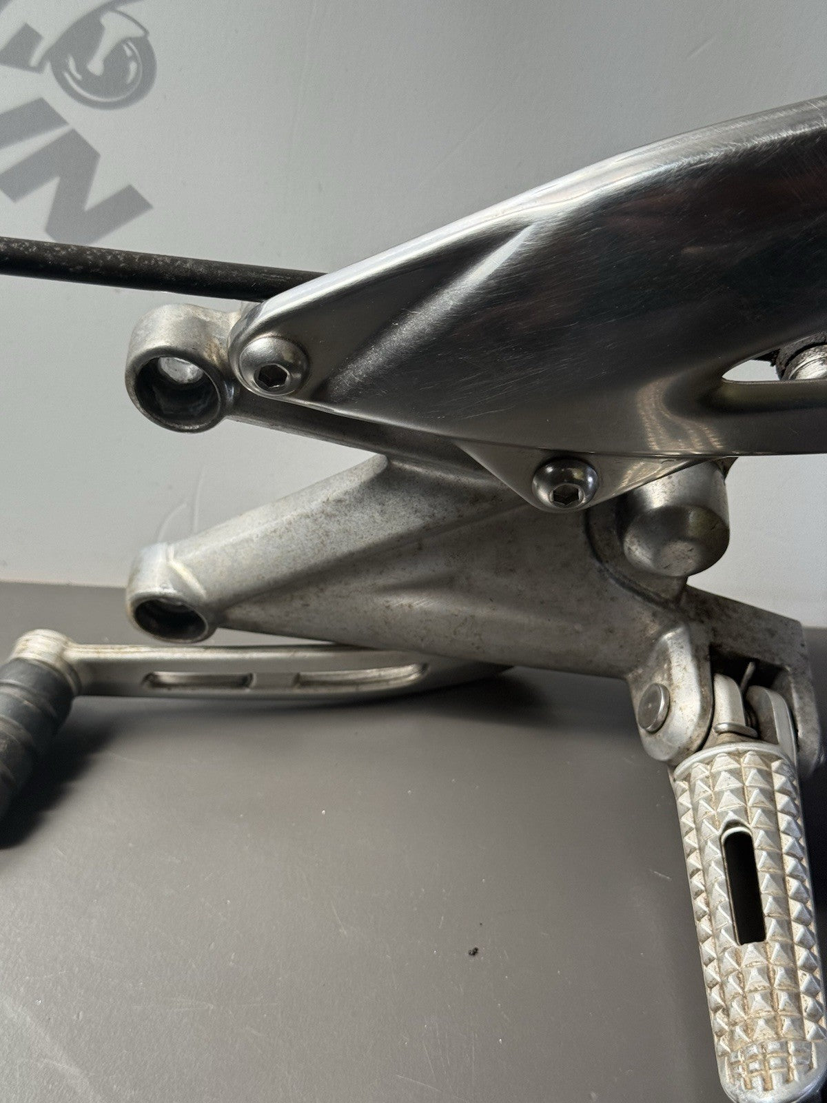 TRIUMPH STREET TRIPLE 675 675R Left Footrest Left Foot Hanger 2007-11 BENT PEDAL