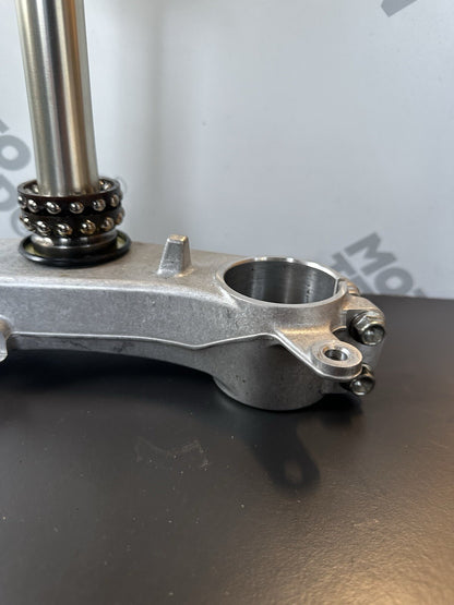 Suzuki GSXR600 GSXR750 Bottom lower fork yoke clamp & fittings 2011 - 2017 L1-L7