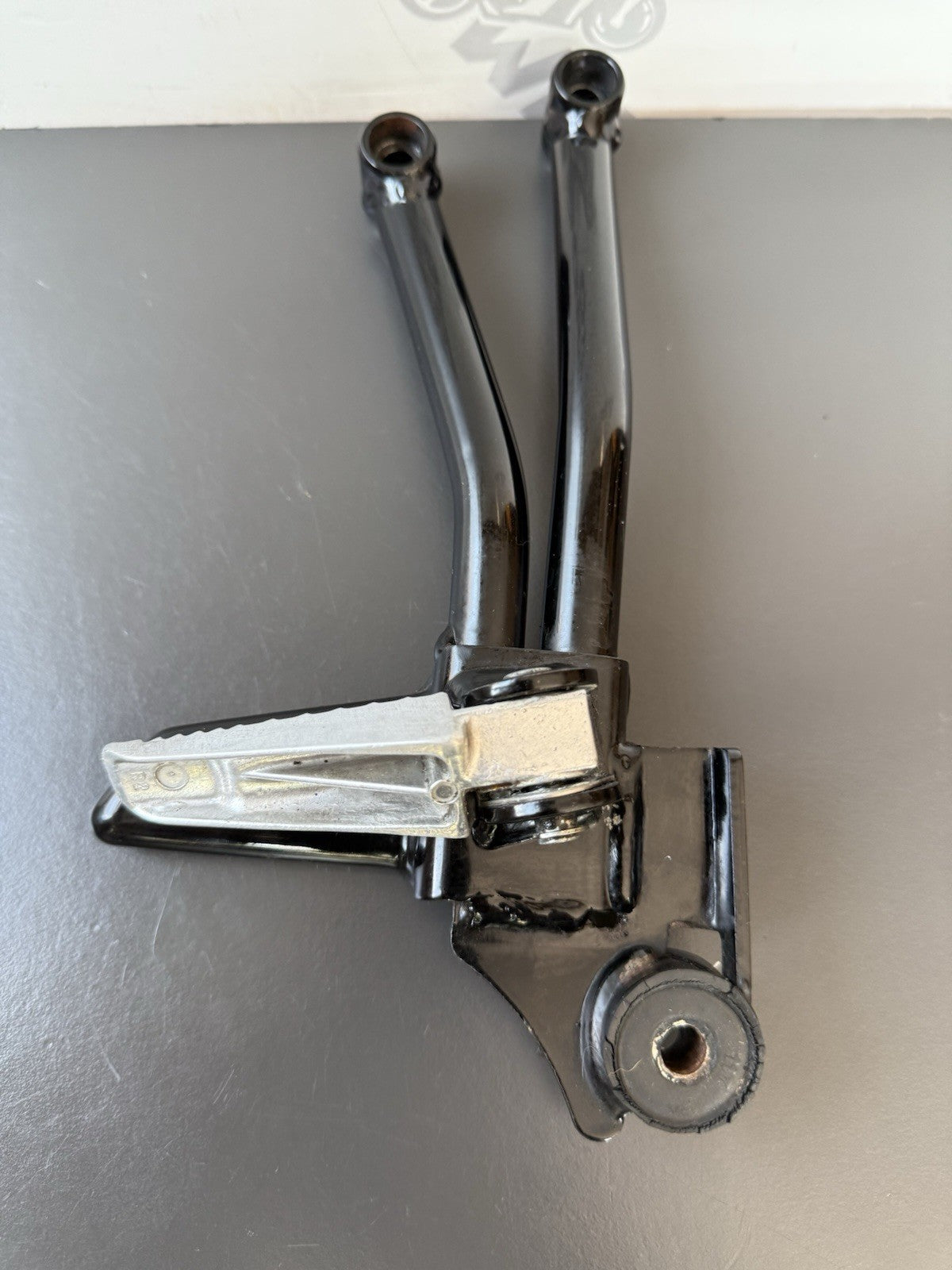 SUZUKI GSXS 125 RIGHT PILLION FOOT REST RIGHT PILLION FOOT HANGER OEM 2017-