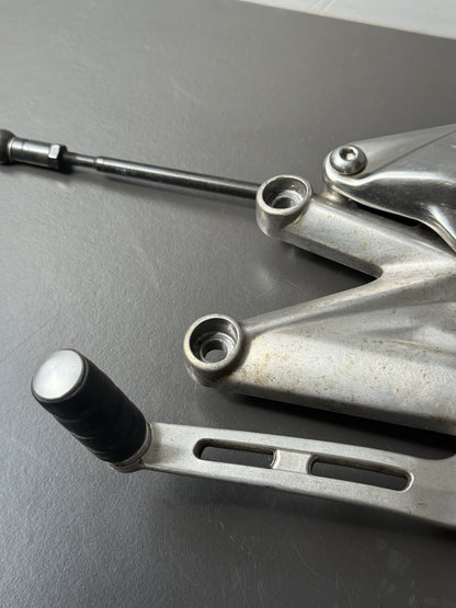 TRIUMPH STREET TRIPLE 675 675R Left Footrest Left Foot Hanger 2007-11 BENT PEDAL