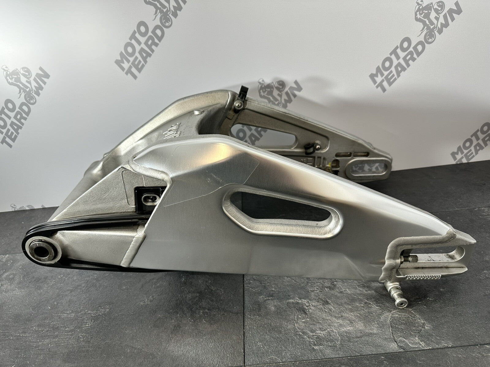 Aprilia Tuono V4 1100 Factory 2020 Swingarm Swinging Arm 6889 Miles OEM 2019