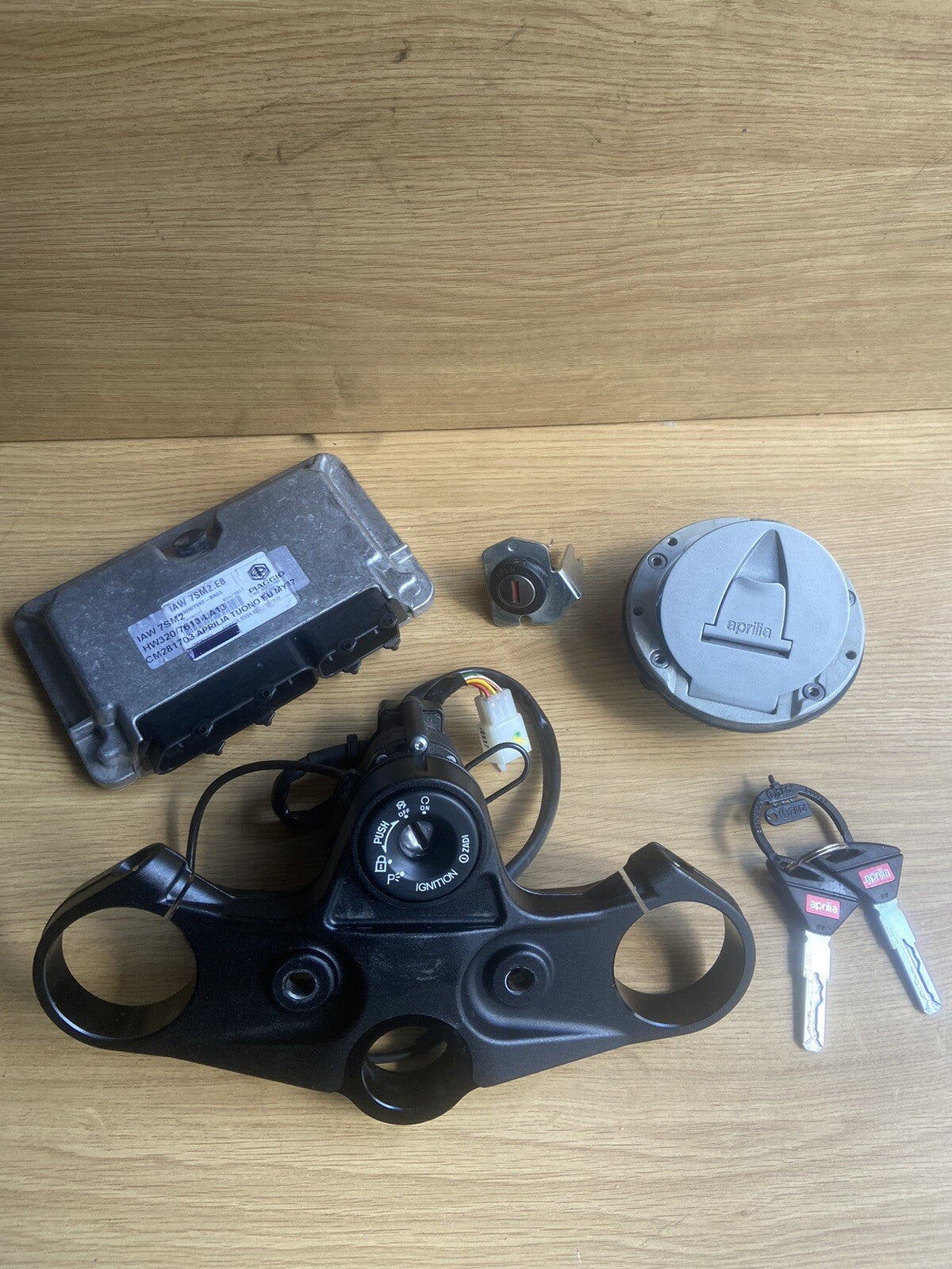 Aprilia Tuono V4 1100 FACTORY 2017 Lockset Ignition Key ECU Fuel Cap OEM RSV4