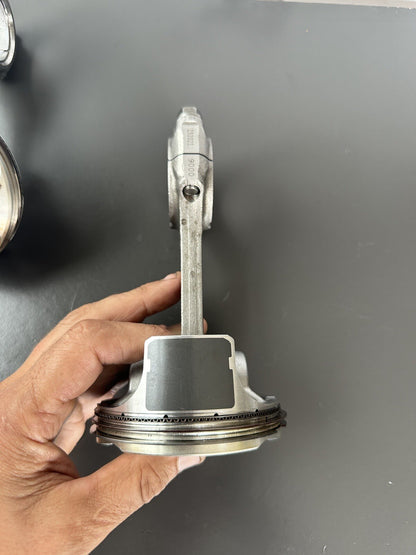 Triumph Speed Triple 1200 RR 2022 pistons READ DESCRIPTION 1200RR Engine Pistons