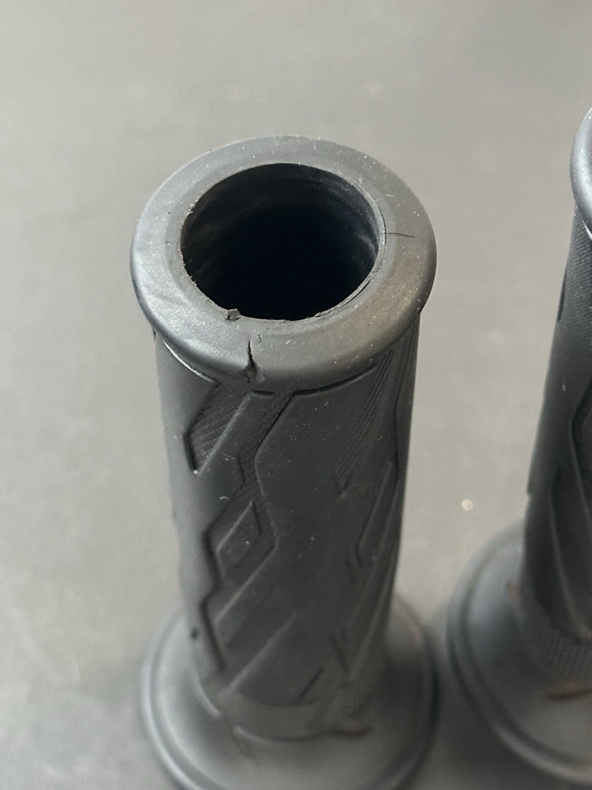 SUZUKI GSXR 600 750 HANDLEBAR GRIPS RIGHT LEFT THROTTLE OEM 600 L1-L7 2011-2016