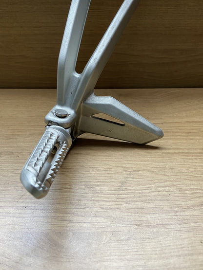 TRIUMPH STREET TRIPLE 765RS R S Left Pillion Footrest Hanger T2081987 2017-2019