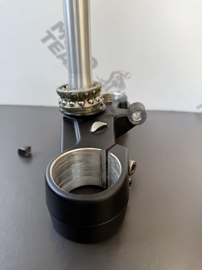 TRIUMPH TRIDENT 660 BOTTOM YOKE LOWER CLAMP YEAR 2021-2024 T2043096 DESCRIPTION