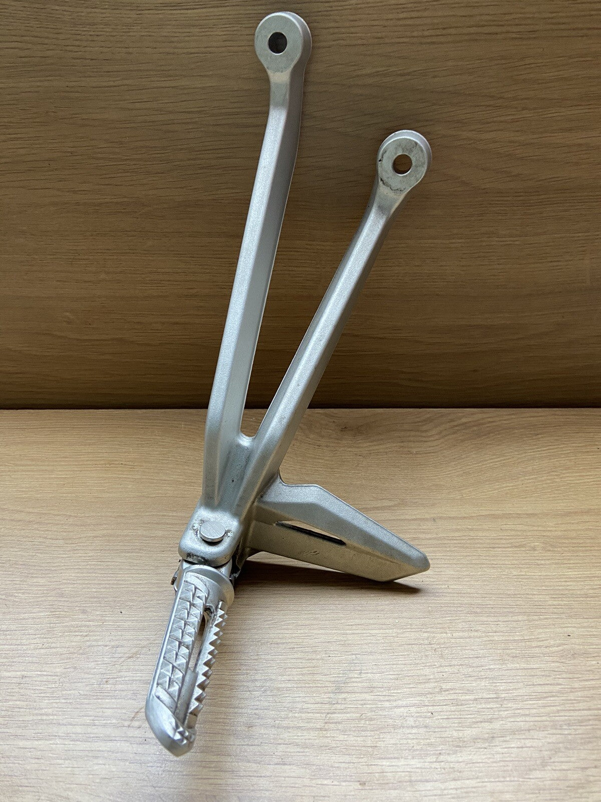 TRIUMPH STREET TRIPLE 765RS R S Left Pillion Footrest Hanger T2081987 2017-2019