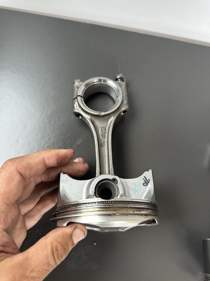 Triumph Speed Triple 1200 RR 2022 pistons READ DESCRIPTION 1200RR Engine Pistons