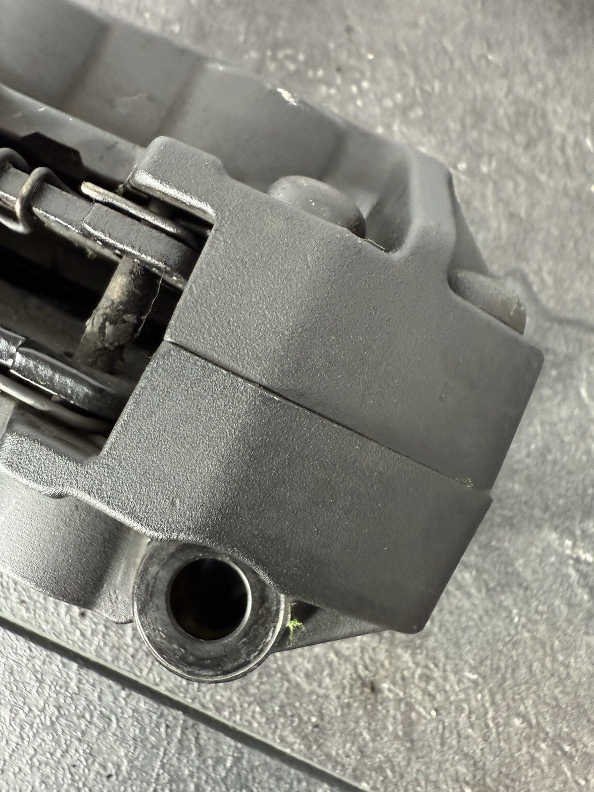 Yamaha YZF R125 R 125 2014 Front Brake Caliper & Pads 26983 Miles 2008-2018