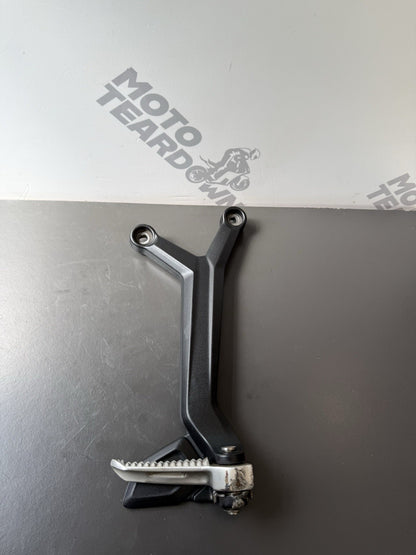 TRIUMPH TRIDENT 660 Right Rear Footrest Hanger - T2086606 2021-2024 RT Footrest