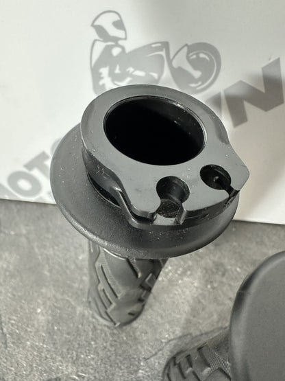 Suzuki GSXR 1300 2016 HAYABUSA Handlebar Grips Throttle Clutch Grip 18408 Miles