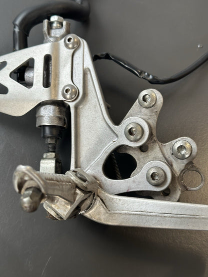 GSXR 600 GSXR 750 RIGHT Footrest Right Foot Assembly 2011-2017 L1-L7 OEM