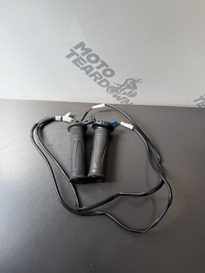 TRIUMPH TRIDENT 660 HEATED GRIPS 2021-2024 Trident Heated Grips OEM ONE IS TORN