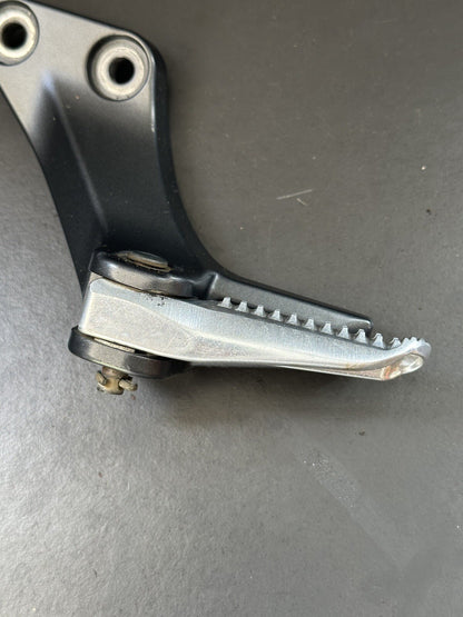 2022 YAMAHA MT-09 SP LEFT REAR FOOT REST LEFT PILLION FOOT HANGER MT09 SP Left