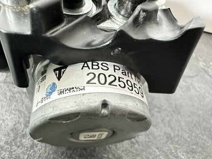 Triumph Street Triple 765 RS 2022 ABS Pump Regulator 2751 Miles 2020 2021 OEM
