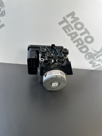 Triumph Street Triple 765 RS 2017-2019 ABS Pump Regulator 2019 OEM 8126 Miles