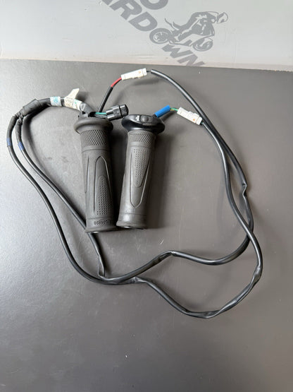 TRIUMPH TRIDENT 660 HEATED GRIPS 2021-2024 Trident Heated Grips OEM ONE IS TORN