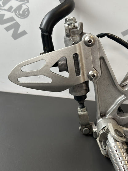GSXR 600 GSXR 750 RIGHT Footrest Right Foot Assembly 2011-2017 L1-L7 OEM