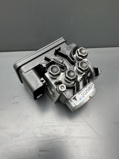 Triumph Street Triple 765 RS 2020 ABS Pump OEM Only 2418 Miles 2025959 T2025959