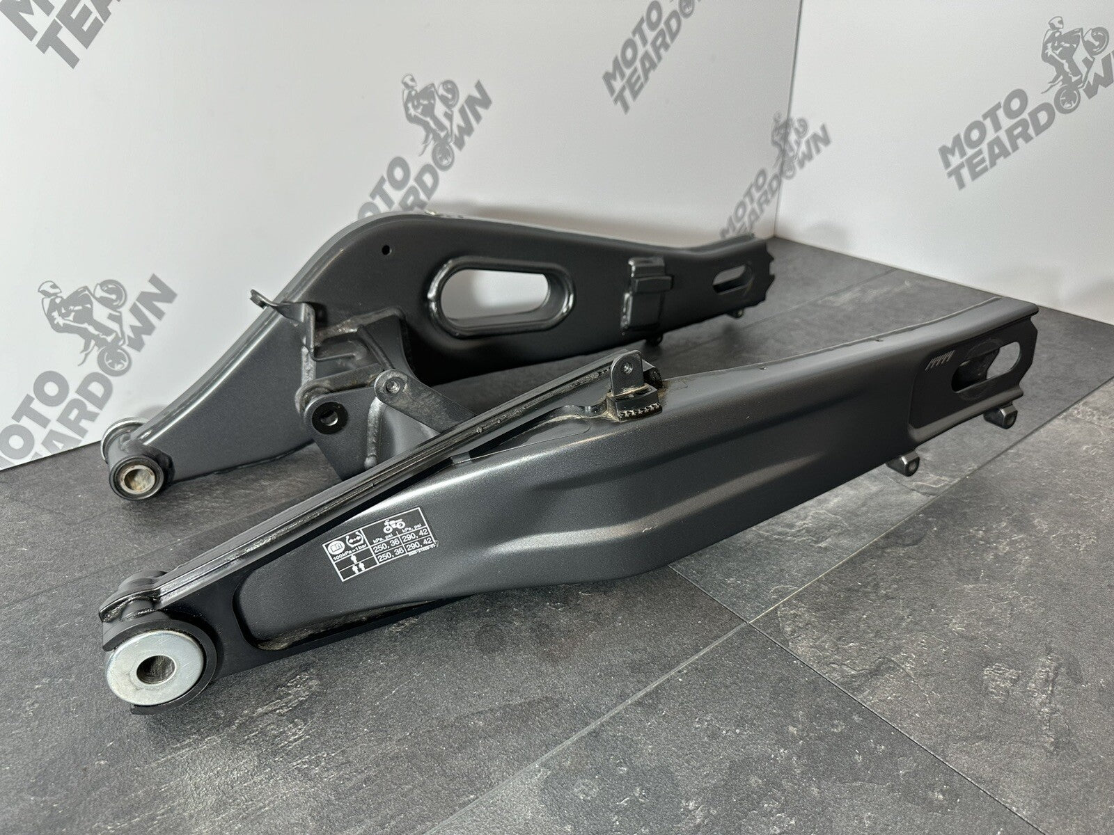 Yamaha R7 690 2024 Swingarm Swinging Arm Only 1784 Mile 2022 2023 OEM