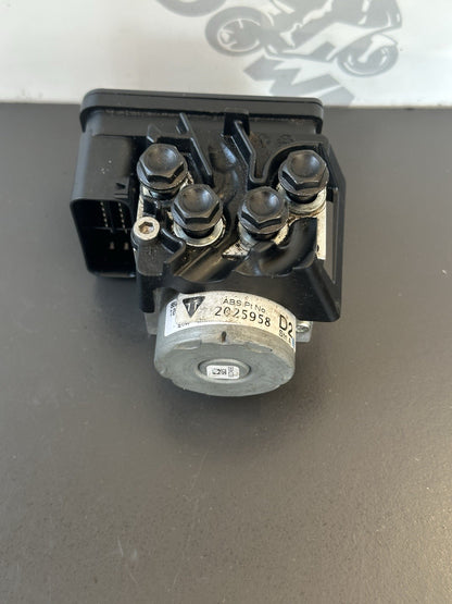 Triumph Street Triple 765 R ABS Pump OEM Triumph Street Triple T2025958 2017-19