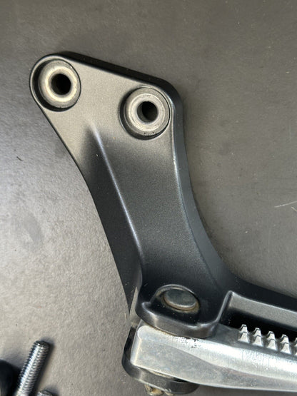 2022 YAMAHA MT-09 SP LEFT REAR FOOT REST LEFT PILLION FOOT HANGER MT09 SP Left