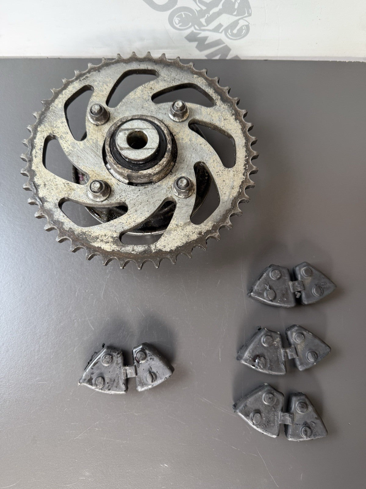 SUZUKI GSXS 125 GSXR 2017-2021 REAR SPROCKET CARRIER WITH CUSH RUBBERS *SPLIT*