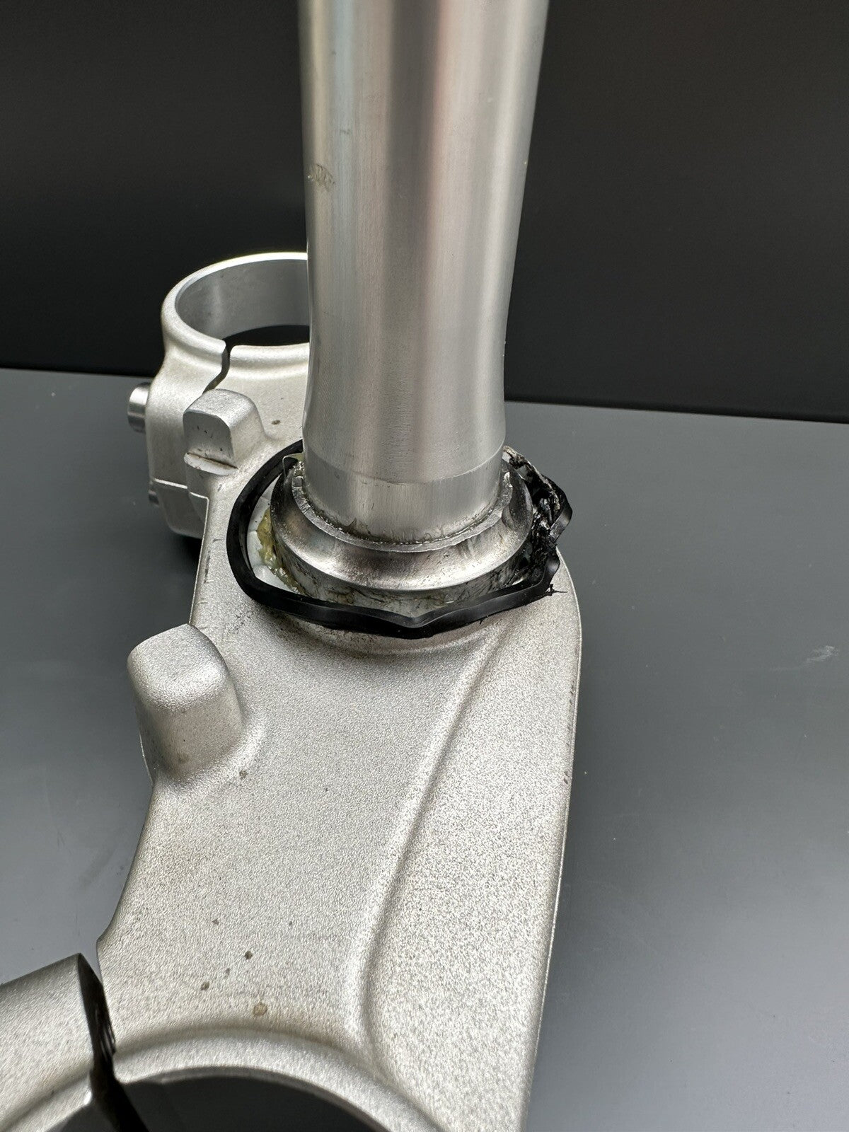 TRIUMPH SPEED TRIPLE 1200 RS 2022 BOTTOM FORK YOKE CLAMP 2045130 SPARES REPAIRS