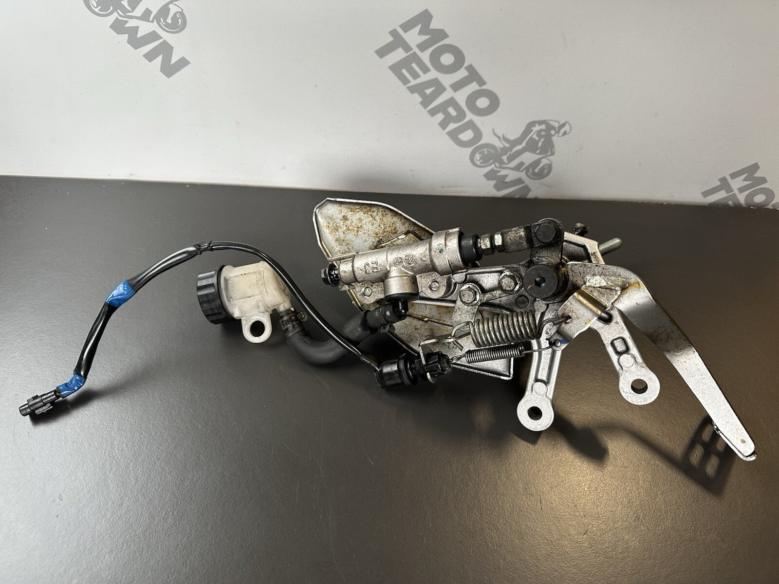 YAMAHA MT-03 R/H Front Footrest Hanger Yamaha MT03 Right Foot Rest RT assembly