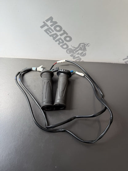 TRIUMPH TRIDENT 660 HEATED GRIPS 2021-2024 Trident Heated Grips OEM ONE IS TORN