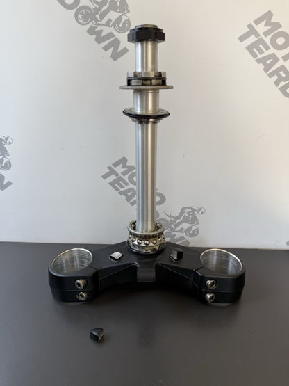 TRIUMPH TRIDENT 660 BOTTOM YOKE LOWER CLAMP YEAR 2021-2024 T2043096 DESCRIPTION