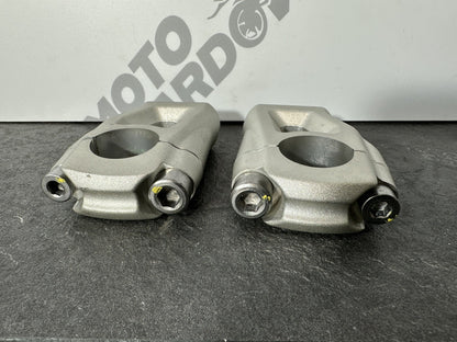 Triumph TIGER 900 GT PRO 2022 Handlebar Risers Clamps 6337 Miles 2020-2023 OEM