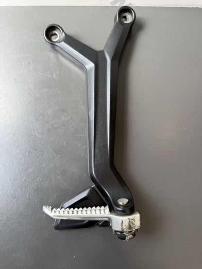 TRIUMPH TRIDENT 660 Right Rear Footrest Hanger - T2086606 2021-2024 RT Footrest