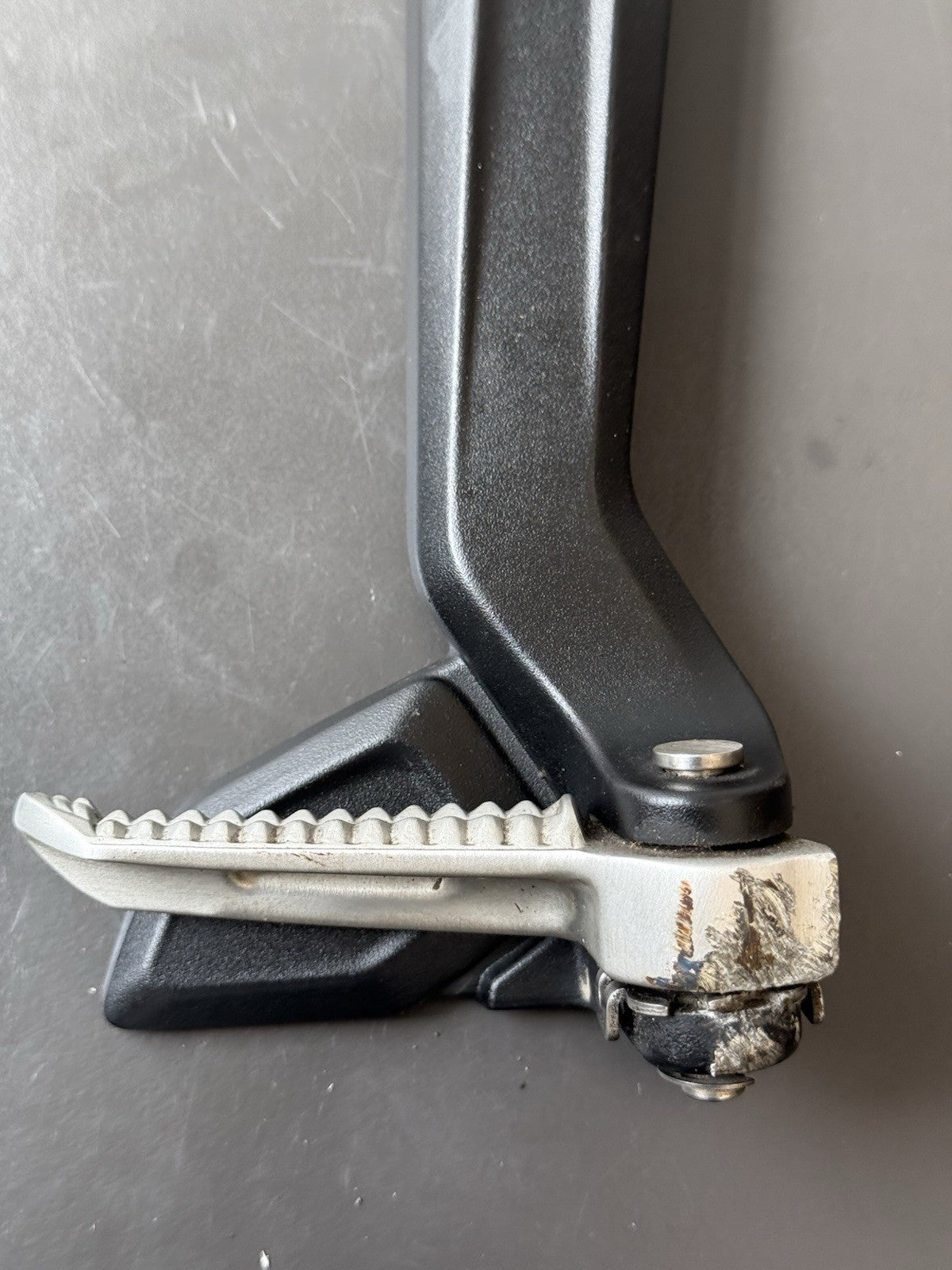 TRIUMPH TRIDENT 660 Right Rear Footrest Hanger - T2086606 2021-2024 RT Footrest