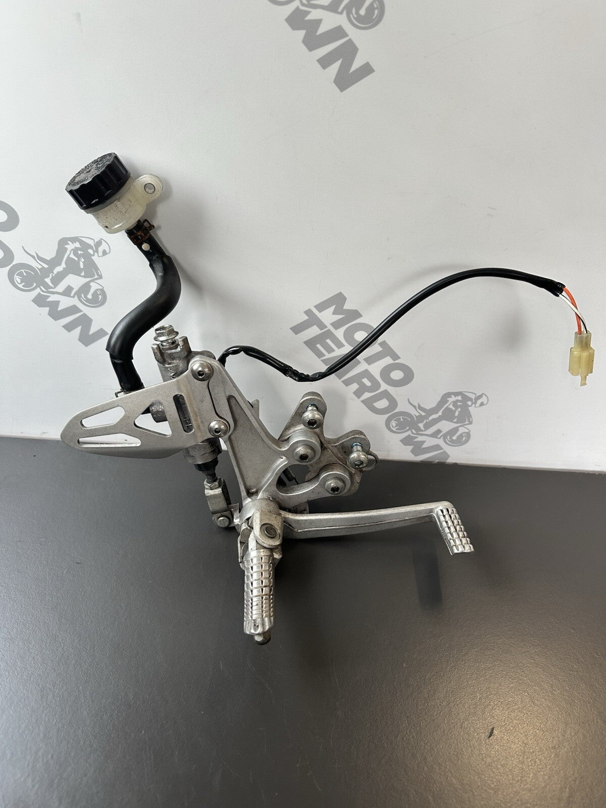 GSXR 600 GSXR 750 RIGHT Footrest Right Foot Assembly 2011-2017 L1-L7 OEM