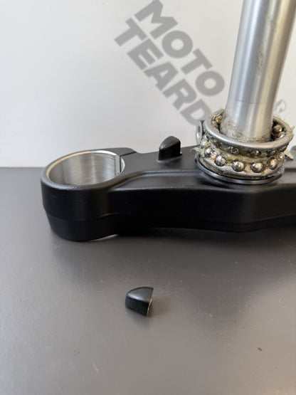 TRIUMPH TRIDENT 660 BOTTOM YOKE LOWER CLAMP YEAR 2021-2024 T2043096 DESCRIPTION
