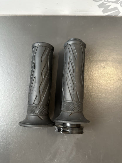 SUZUKI GSXR 600 750 HANDLEBAR GRIPS RIGHT LEFT THROTTLE OEM 600 L1-L7 2011-2016