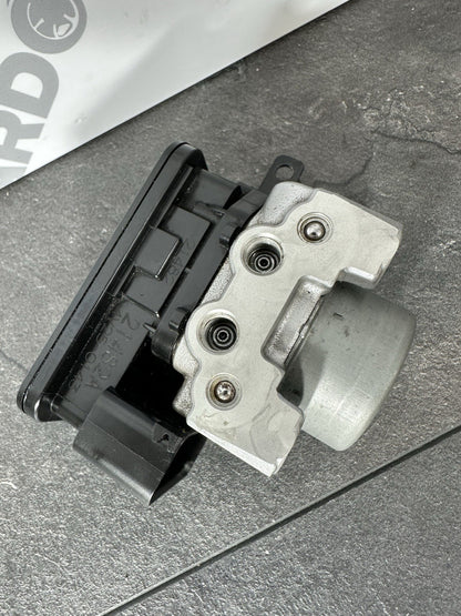 Triumph Street Triple 675 R 2015 ABS Pump Module Brake Pump 2013-2016 16470m