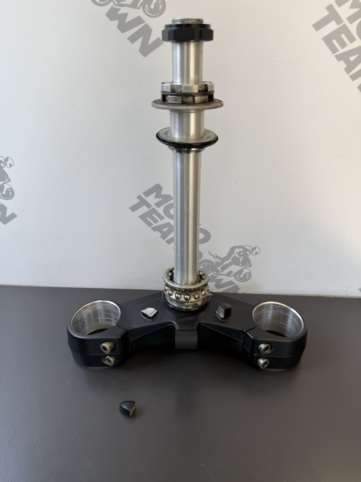 TRIUMPH TRIDENT 660 BOTTOM YOKE LOWER CLAMP YEAR 2021-2024 T2043096 DESCRIPTION