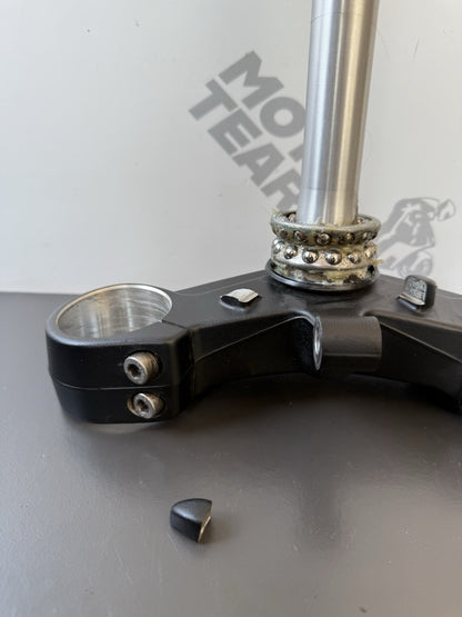 TRIUMPH TRIDENT 660 BOTTOM YOKE LOWER CLAMP YEAR 2021-2024 T2043096 DESCRIPTION