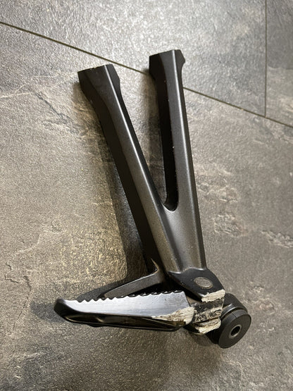 Suzuki GSXR 750 2015 L5 Right Pillion Footrest Hanger GSXR600 2011-2018 15287m