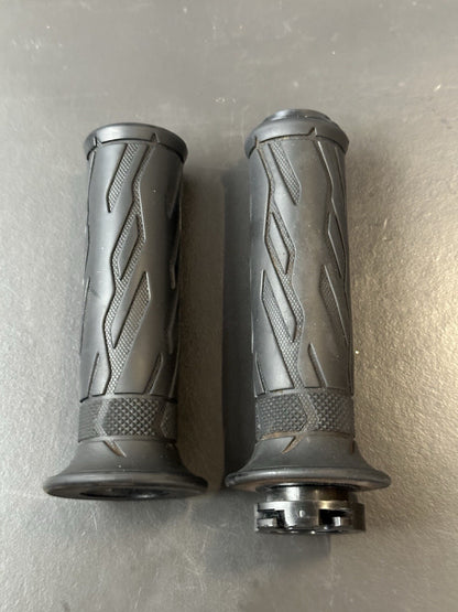 SUZUKI GSXR 600 750 HANDLEBAR GRIPS RIGHT LEFT THROTTLE OEM 600 L1-L7 2011-2016