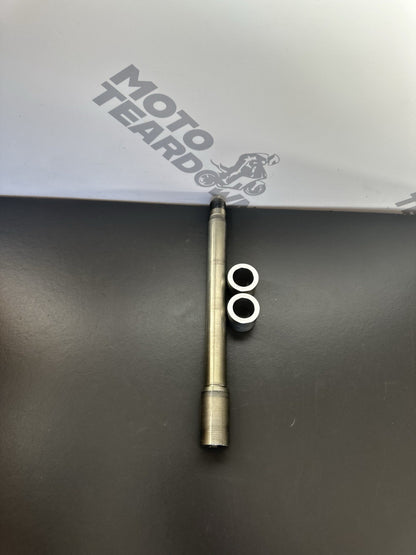 TRIUMPH SPEED TRIPLE 1050 FRONT WHEEL SPINDLE FRONT WHEEL AXLE & SPACERS 2011-15
