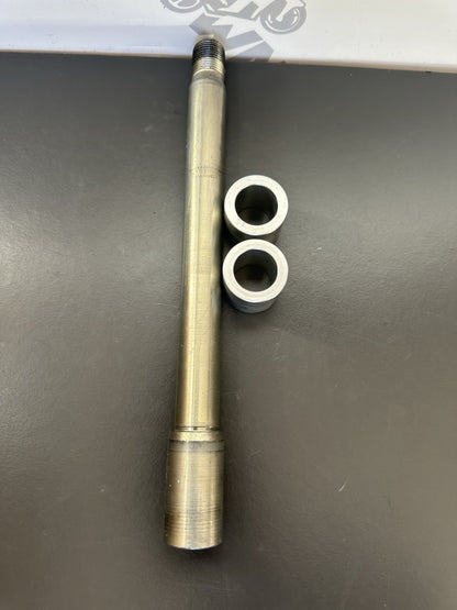 TRIUMPH SPEED TRIPLE 1050 FRONT WHEEL SPINDLE FRONT WHEEL AXLE & SPACERS 2011-15