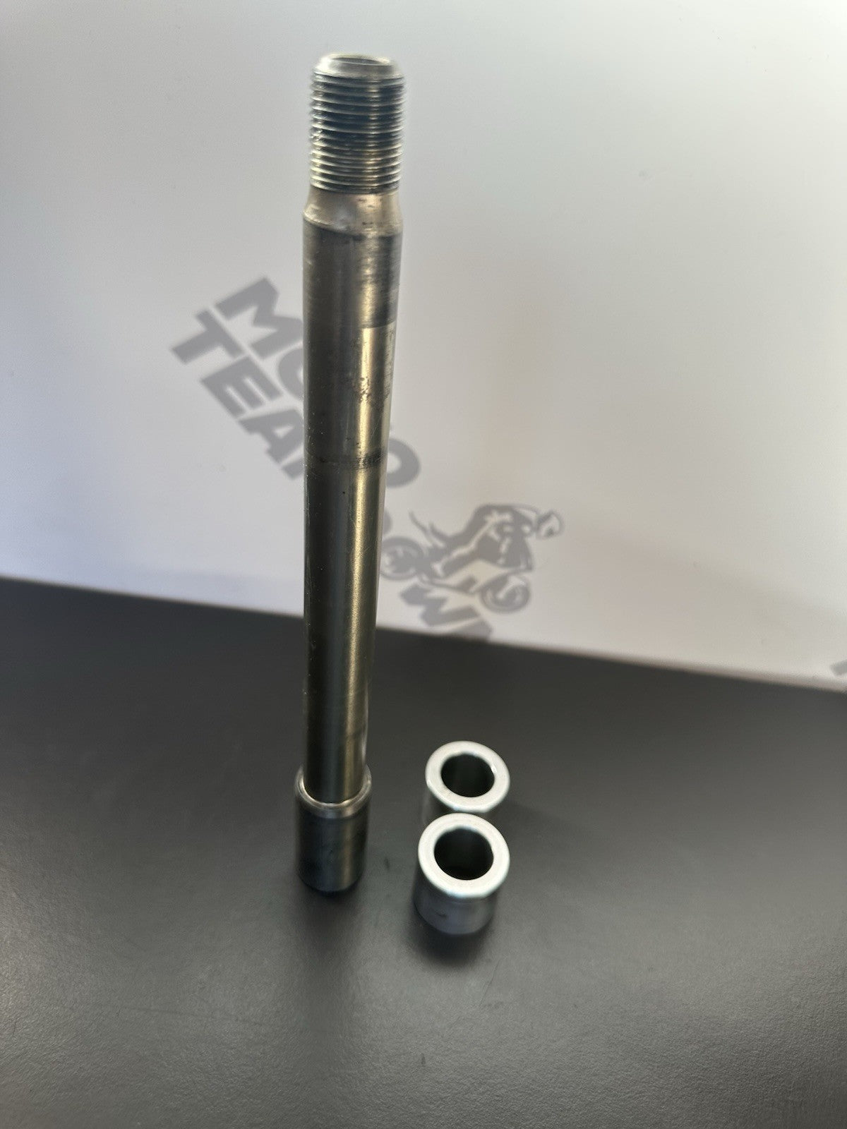 TRIUMPH SPEED TRIPLE 1050 FRONT WHEEL SPINDLE FRONT WHEEL AXLE & SPACERS 2011-15