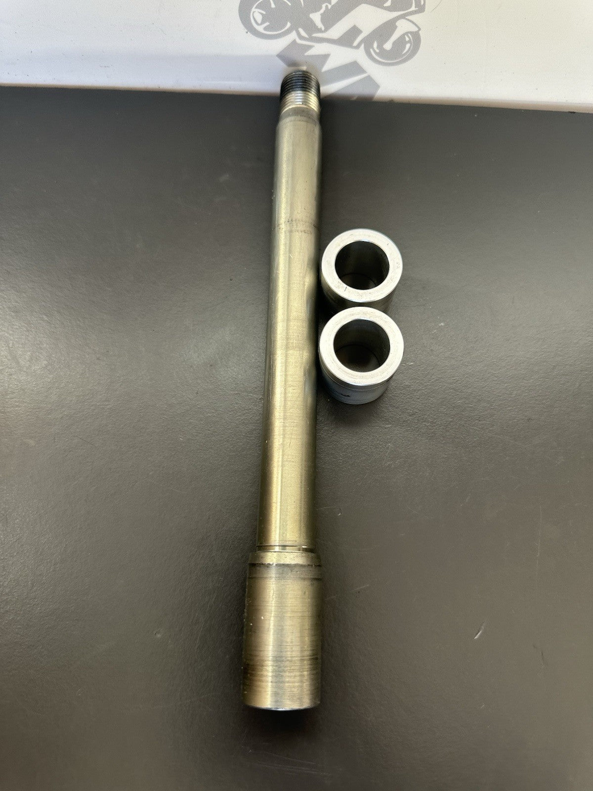 TRIUMPH SPEED TRIPLE 1050 FRONT WHEEL SPINDLE FRONT WHEEL AXLE & SPACERS 2011-15